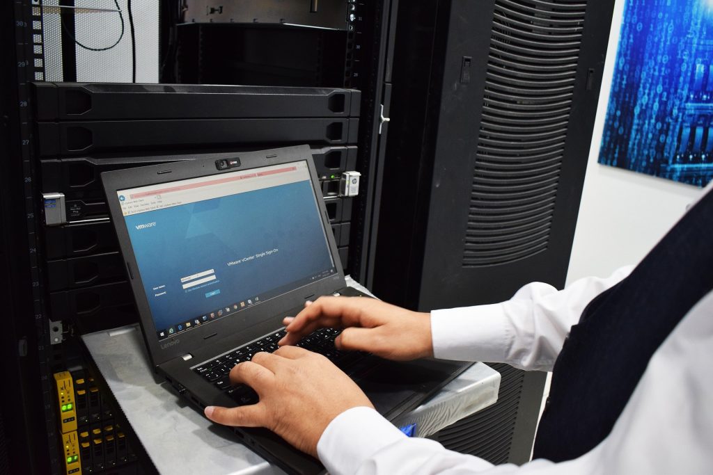 rosh8111-datacenter-4266405_1920
